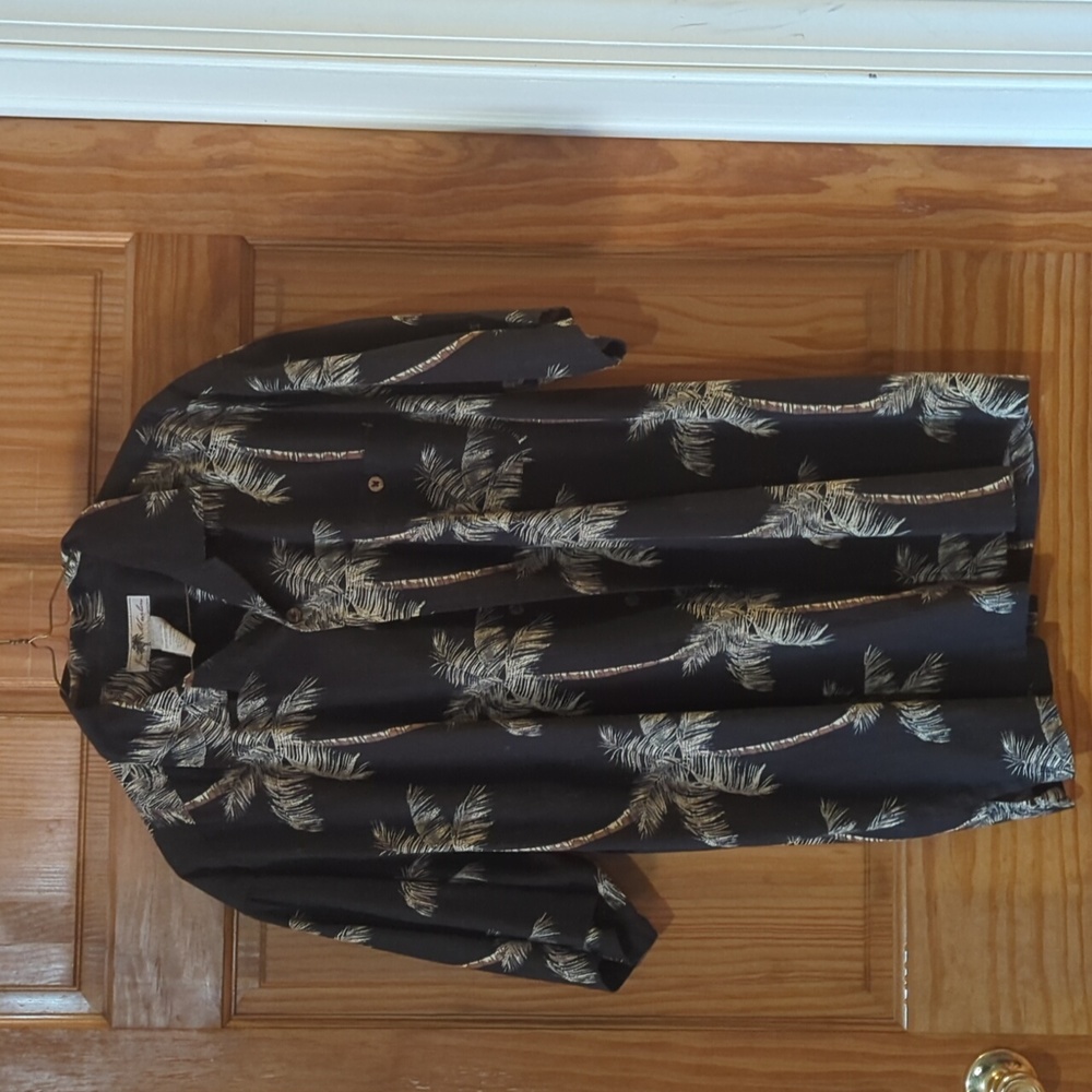 Men's Hawaiian style shirt sleeve button shirt cotton. Nice style